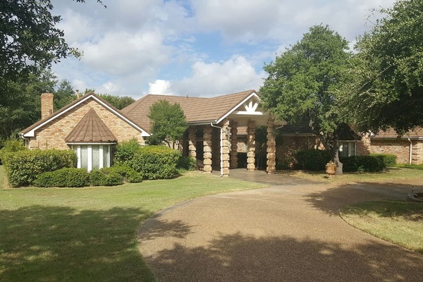 Luxurious Family Retreat on 3 acres