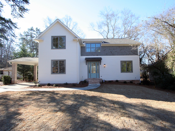 Family friendly/large yard/close prox.