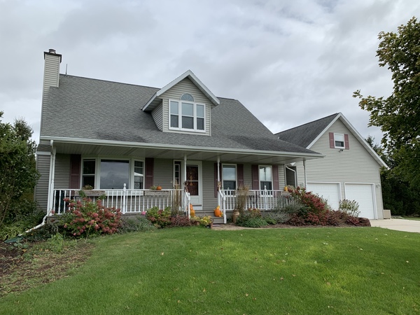 Beautiful country setting on 3 Acres