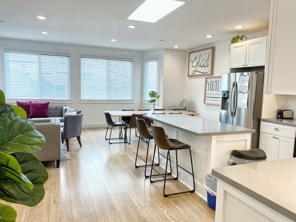 Large Modern Home, 10 min from Harding