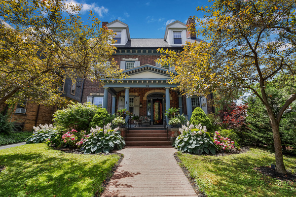 1920's grandeur with a chef's kitchen