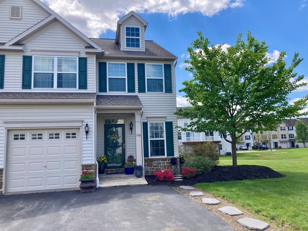 Lovely Town Home - Convenient Location
